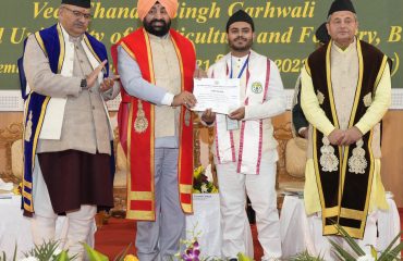 छात्र-छात्राओं को मेडल एवं प्रमाण पत्र देकर सम्मानित करते हुए राज्यपाल।