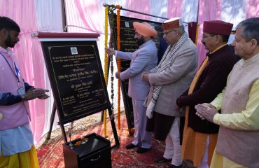 शैक्षणिक भवन, कार्यालय कक्ष एवं सभागार का शिलान्यास करते हुए राज्यपाल।