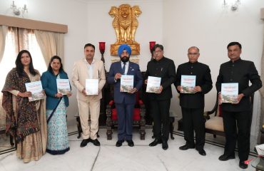 राज्यपाल से शिष्टाचार भेंट कर 22वाँ वार्षिक प्रतिवेदन सौंपते हुए उत्तराखण्ड लोक सेवा आयोग के अध्यक्ष एवं सदस्यगण।