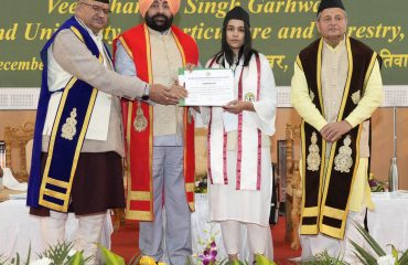 छात्र-छात्राओं को मेडल एवं प्रमाण पत्र देकर सम्मानित करते हुए राज्यपाल।