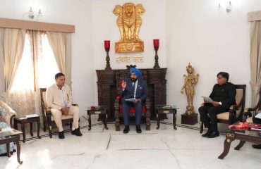 राज्यपाल से शिष्टाचार भेंट कर 22वाँ वार्षिक प्रतिवेदन सौंपते हुए उत्तराखण्ड लोक सेवा आयोग के अध्यक्ष एवं सदस्यगण।
