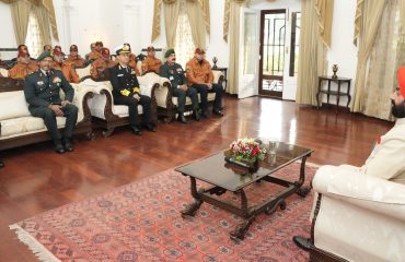 “जेएसडब्ल्यू-एनडीए के अधिकारियों के साथ वार्ता करते हुए राज्यपाल।
