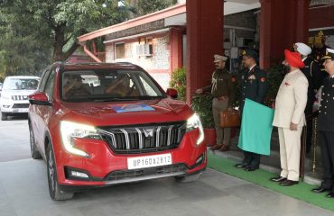 “जेएसडब्ल्यू-एनडीए कार रैली” को फ्लैग ऑफ करते हुए राज्यपाल।