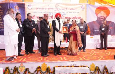 राज्यपाल का शाल तथा प्रतीक चिह्न भेंट कर भव्य स्वागत व अभिनन्दन करती हुईं सप्तऋषि आश्रम की पदाधिकारी।