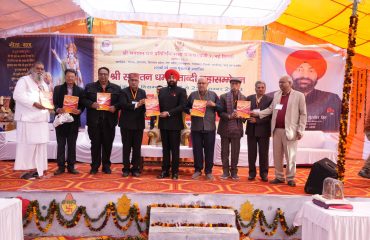 कार्यक्रम के अवसर पर पुस्तक का विमोचन करते हुए राज्यपाल।
