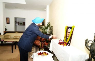 पूर्व प्रधानमंत्री भारत रत्न स्वर्गीय श्री अटल बिहारी वाजपेयी जी की जयंती पर उन्हें श्रद्धांजलि अर्पित करते हुए राज्यपाल।