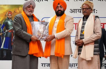 हेमकुंड मैनेजमेंट ट्रस्ट के अध्यक्ष नरेंद्रजीत सिंह बिंद्रा को सम्मानित करते हुए राज्यपाल।