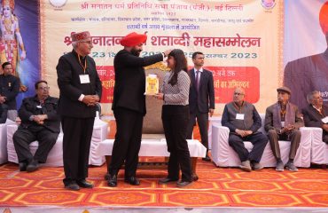 कार्यक्रम में विशिष्ठ योगदान देने वाले प्राचार्र्याें, प्रधानाचार्यों, शिक्षकों, छात्र/छात्रों को सम्मानित करते हुए राज्यपाल।