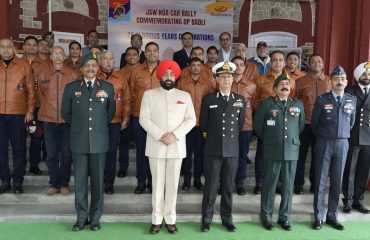 “जेएसडब्ल्यू-एनडीए के अधिकारियों के साथ राज्यपाल।