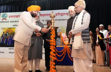 वीर बाल दिवस के अवसर पर संस्कृत विश्वविद्यालय के तत्वावधान में आयोजित कार्यक्रम का शुभारंभ करते हुए राज्यपाल।