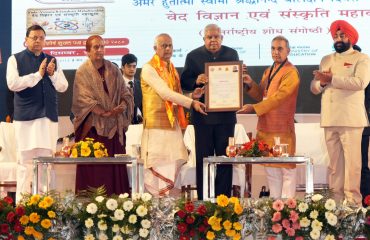 उप राष्ट्रपति श्री जगदीप धनखड को अभिनन्दनपत्र भेंट करते हुए गुरुकुल कांगड़ी विश्वविद्यालय के कुलपति।