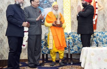 स्वामी रामतीर्थ केंद द्वारा आयोजित आत्म ज्ञान ज्योति समारोह में प्रतिभाग करते हुए राज्यपाल।