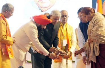 गुरुकुल कांगड़ी विश्वविद्यालय, हरिद्वार में आयोजित कार्यक्रम ‘‘वेद विज्ञान एवं संस्कृति महाकुंभ’’ का शुभारंभ करते हुए उप राष्ट्रपति साथ राज्यपाल एवं मुख्यमंत्री।