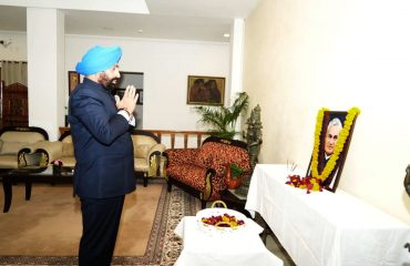 पूर्व प्रधानमंत्री भारत रत्न स्वर्गीय श्री अटल बिहारी वाजपेयी जी की जयंती पर उन्हें श्रद्धांजलि अर्पित करते हुए राज्यपाल।