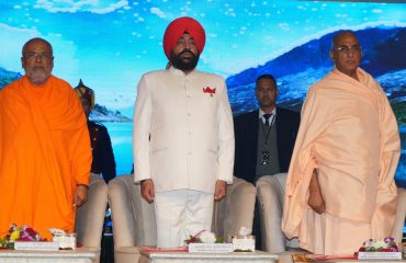 हरिद्वार में स्थित हरिहर आश्रम में आयोजित दिव्य आध्यात्मिक महोत्सव में प्रतिभाग करते हुए राज्यपाल।