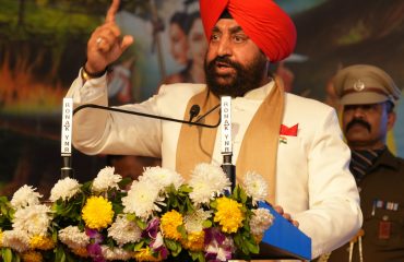 हरिद्वार में स्थित हरिहर आश्रम में आयोजित दिव्य आध्यात्मिक महोत्सव को संबोधित करते हुए राज्यपाल।