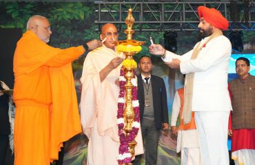 हरिद्वार में स्थित हरिहर आश्रम में आयोजित दिव्य आध्यात्मिक महोत्सव का शुभारंभ करते हुए राज्यपाल।