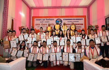 उपाधि धारक छात्र-छात्राओं के साथ राज्यपाल।