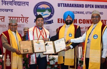 Governor presenting certificates to students on the occasion of convocation.
