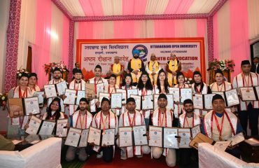 Governor interacts with Degree Holder students