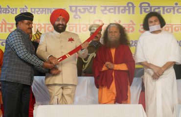 राज्यपाल को स्मृति चिन्ह् भेंट करते हुए राष्ट्रीय सैनिक संस्था के पदाधिकारी।