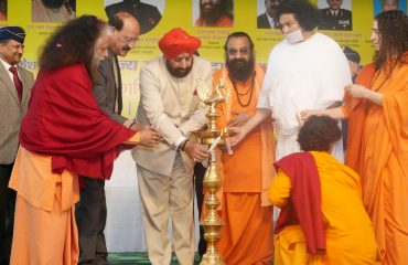 गौरव सेनानियों और देशभक्त नागरिकों के अभिनंदन और संकल्प कार्यक्रम का शुभारंभ करते हुए राज्यपाल।