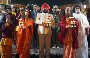 मां गंगा आरती करते हुए राज्यपाल।