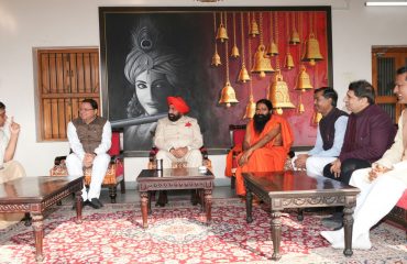 राज्यपाल और मुख्यमंत्री से शिष्टाचार भेंट करते हुए योग गुरु स्वामी रामदेव, आचार्य श्री बालकृष्ण एवं अन्य प्रतिनिधि।
