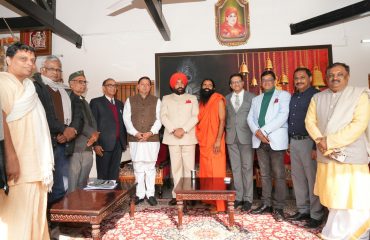 राज्यपाल और मुख्यमंत्री से शिष्टाचार भेंट करते हुए योग गुरु स्वामी रामदेव, आचार्य श्री बालकृष्ण एवं अन्य प्रतिनिधि।