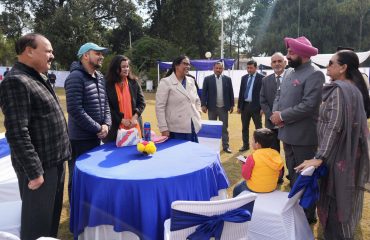 परिवार मिलन कार्यक्रम में राजभवन के समस्त कार्मिकों एवं उनके परिजनों से मुलाकात करते हुए राज्यपाल एवं उनकी धर्मपत्नी।