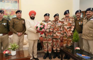 राज्यपाल से नव वर्ष 2024 के अवसर पर शिष्टाचार भेंट करते हुए कैबिनेट मंत्री, प्रदेश के वरिष्ट अधिकारीगण एवं विश्वविद्यालयों के कुलपतिगण।