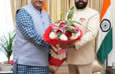 राज्यपाल से नव वर्ष 2024 के अवसर पर शिष्टाचार भेंट करते हुए कैबिनेट मंत्री गणेश जोशी।