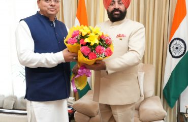 राज्यपाल से शिष्टाचार भेंट कर नववर्ष 2024 की शुभकामनाएं देते हुए मुख्यमंत्री।