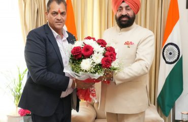 राज्यपाल से नव वर्ष 2024 के अवसर पर शिष्टाचार भेंट करते हुए कैबिनेट मंत्री, प्रदेश के वरिष्ट अधिकारीगण एवं विश्वविद्यालयों के कुलपतिगण।