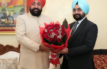 राज्यपाल से नव वर्ष 2024 के अवसर पर शिष्टाचार भेंट करते हुए मुख्य सचिव डॉ. एस.एस. संधु।