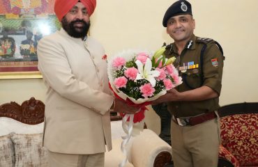 राज्यपाल से नव वर्ष 2024 के अवसर पर शिष्टाचार भेंट करते हुए डीजीपी अभिनव कुमार।