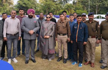परिवार मिलन कार्यक्रम में राजभवन के समस्त कार्मिकों एवं उनके परिजनों से मुलाकात करते हुए राज्यपाल एवं उनकी धर्मपत्नी।