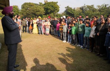 परिवार मिलन कार्यक्रम में राजभवन के समस्त कार्मिकों एवं उनके परिजनों से मुलाकात करते हुए राज्यपाल एवं उनकी धर्मपत्नी।