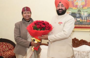 राज्यपाल से नव वर्ष 2024 के अवसर पर शिष्टाचार भेंट करते हुए कैबिनेट मंत्री, प्रदेश के वरिष्ट अधिकारीगण एवं विश्वविद्यालयों के कुलपतिगण।