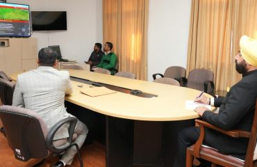 राज्यपाल से शिष्टाचार भेंट कर वनाग्नि प्रबंधन के संबध में प्रस्तुतिकरण देते हुए उप वन संरक्षक महातिम यादव।