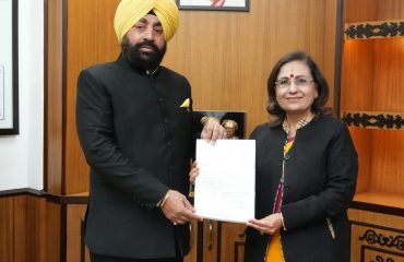 राज्यपाल से शिष्टाचार भेंट करती हुईं उत्तराखण्ड बाल संरक्षण आयोग की अध्यक्ष डॉ. गीता खन्ना।