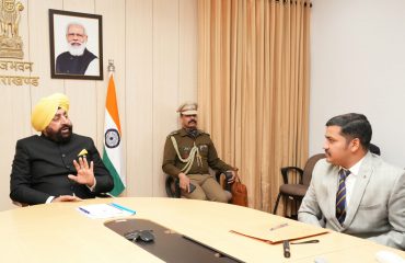 राज्यपाल से शिष्टाचार भेंट कर वनाग्नि प्रबंधन के संबध में प्रस्तुतिकरण देते हुए उप वन संरक्षक महातिम यादव।