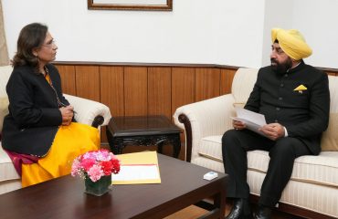 राज्यपाल से शिष्टाचार भेंट करती हुईं उत्तराखण्ड बाल संरक्षण आयोग की अध्यक्ष डॉ. गीता खन्ना।