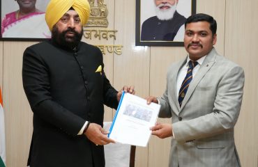 राज्यपाल से शिष्टाचार भेंट कर वनाग्नि प्रबंधन के संबध में प्रस्तुतिकरण देते हुए उप वन संरक्षक महातिम यादव।