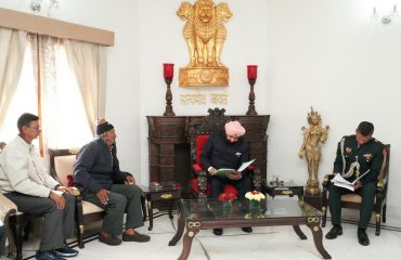 पूर्व सैनिकों व उनके आश्रितों की समस्याएं सुनते हुए राज्यपाल।