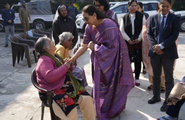 डालनवाला स्थित प्रेम धाम वृद्धाश्रम में रह रहीं बुजुर्ग महिलाओं से मुलाकात करती हुईं प्रथम महिला श्रीमती गुरमीत कौर।