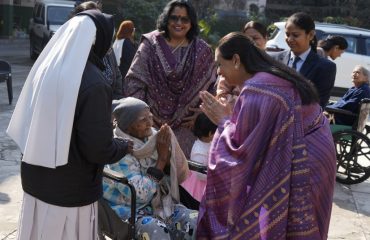 डालनवाला स्थित प्रेम धाम वृद्धाश्रम में रह रहीं बुजुर्ग महिलाओं से मुलाकात करती हुईं प्रथम महिला श्रीमती गुरमीत कौर।