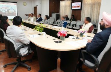 राजभवन में उत्तराखण्ड राज्य में टीबी उन्मूलन कार्यक्रम की समीक्षा बैठक करते हुए राज्यपाल।