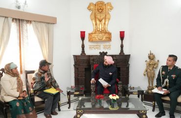 पूर्व सैनिकों व उनके आश्रितों की समस्याएं सुनते हुए राज्यपाल।
