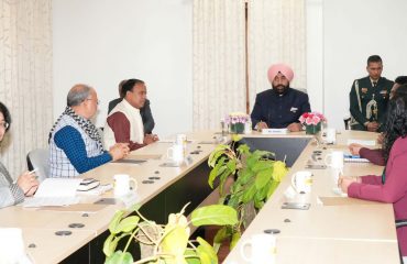 राजभवन में उत्तराखण्ड राज्य में टीबी उन्मूलन कार्यक्रम की समीक्षा बैठक करते हुए राज्यपाल।